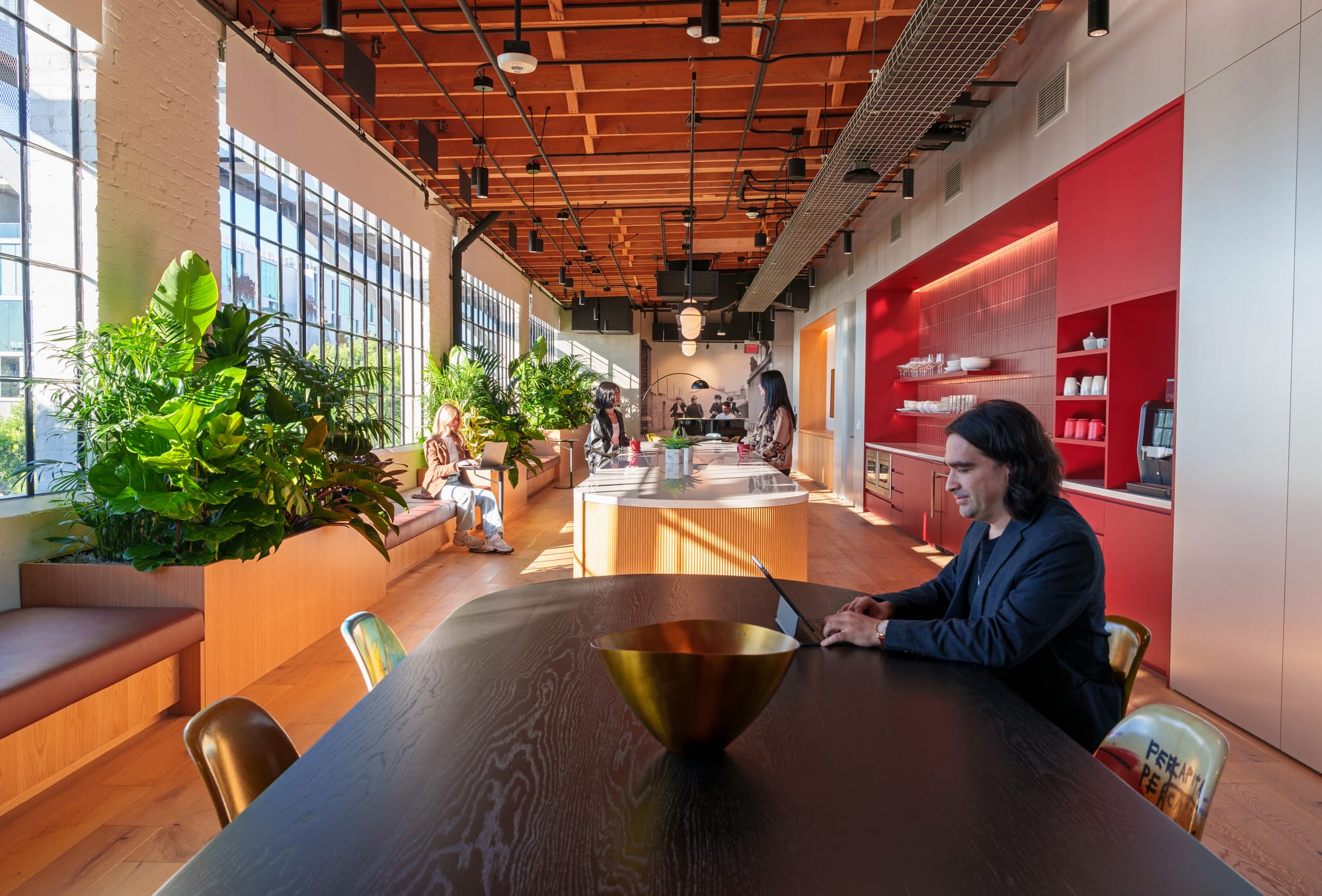Caf&eacute; bar &amp; planted bench